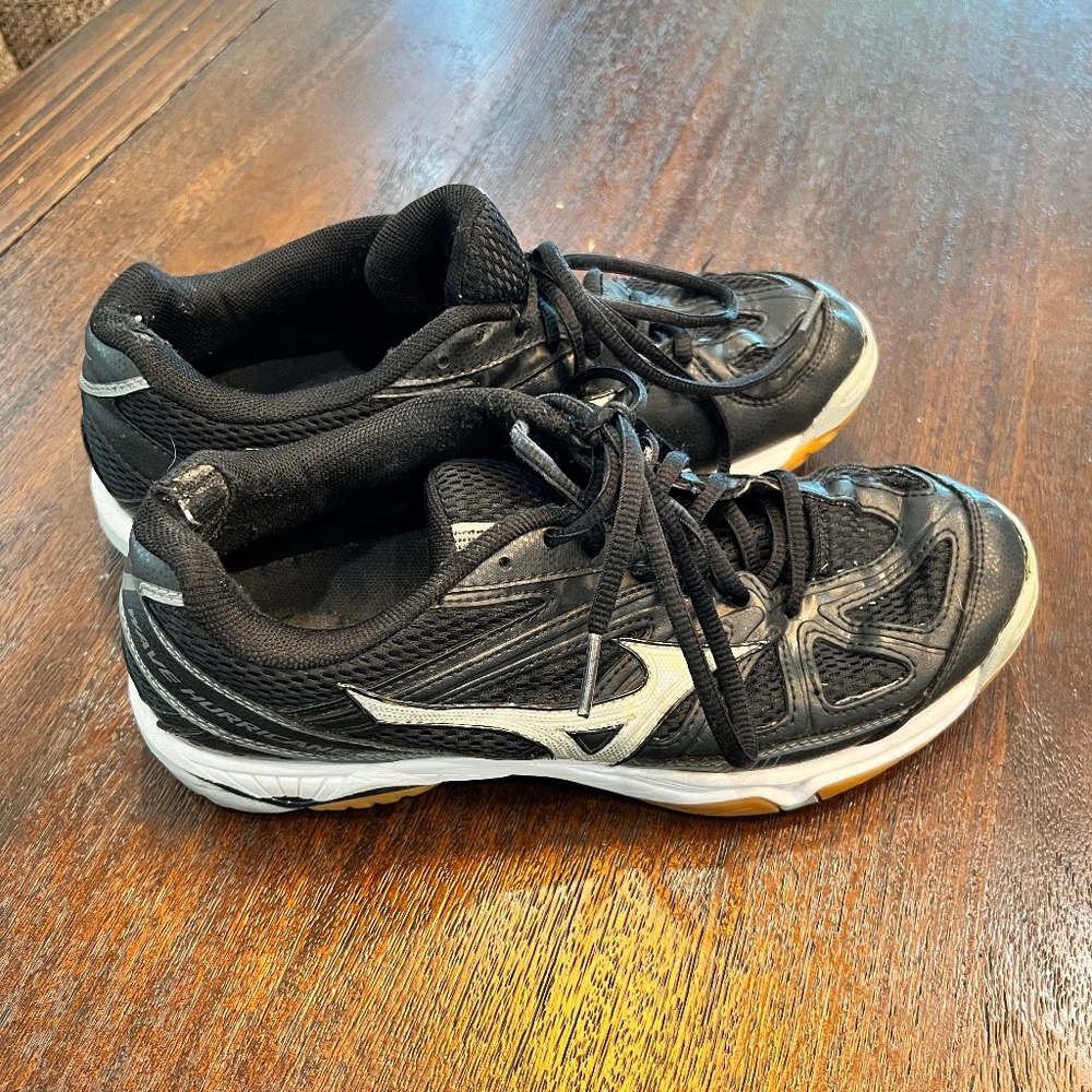 🏐Womens Mizuno Volleyball Shoes! Black and silver! Size 8! Good Condition!🏐
